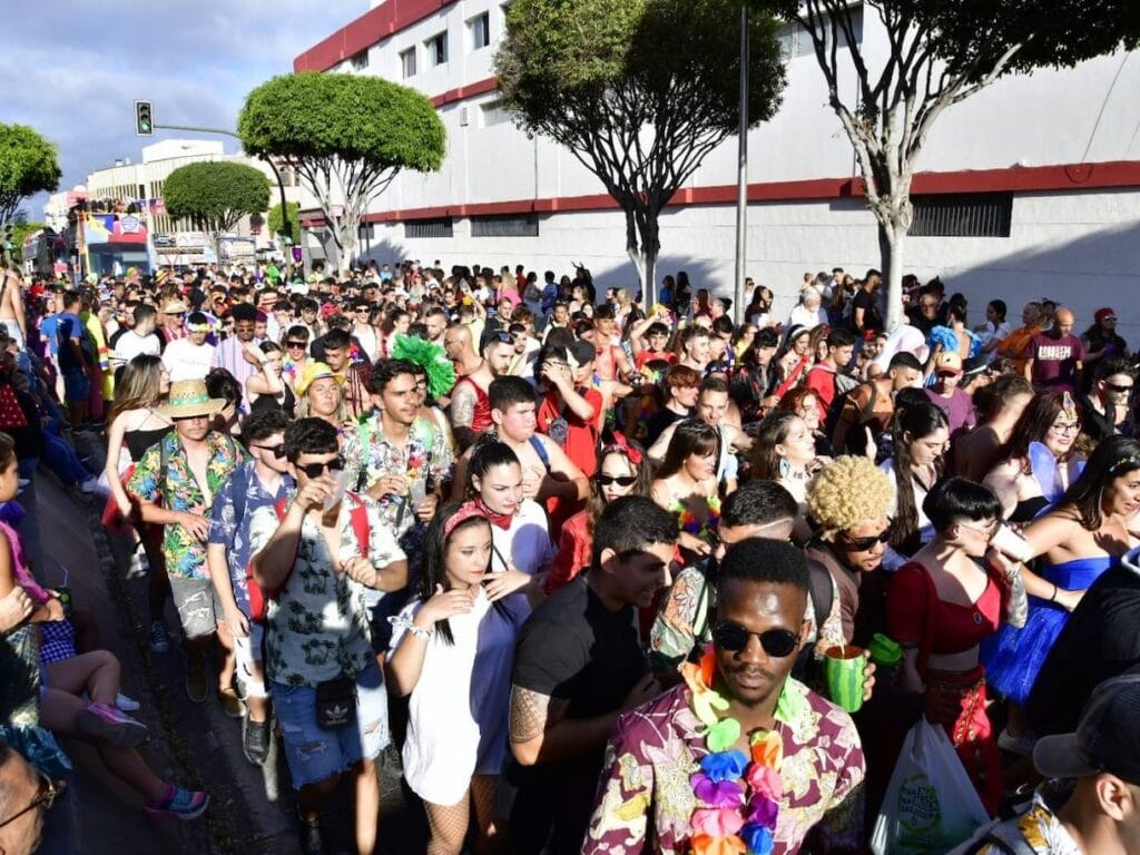Vista de personas en el Carnaval de Telde en Gran Canaria