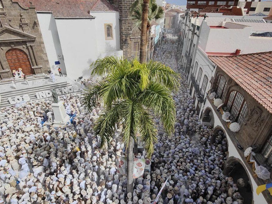 Vista de multitud de personas en la fiesta de los Indianos