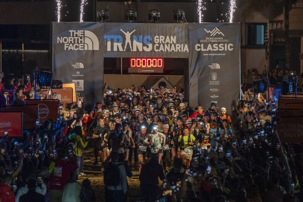 VIsta de un grupo de corredores esperando para iniciar la competicion Transgrancanaria en la isla de Gran Canaria