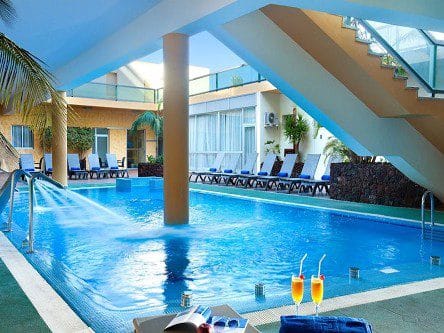 Vista de una piscina de spa en tenerife