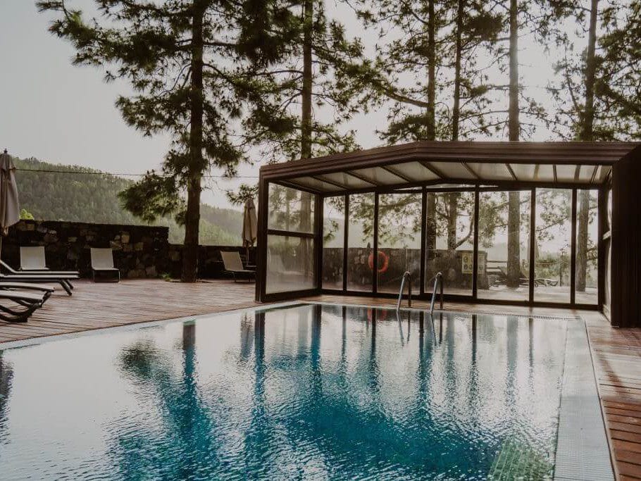 Vista de la piscina de un spa en la isla de Tenerife